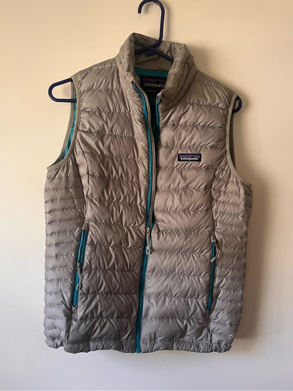 Patagonia Women’s Lightweight Down Vest in Gray with Teal Trim Size Medium